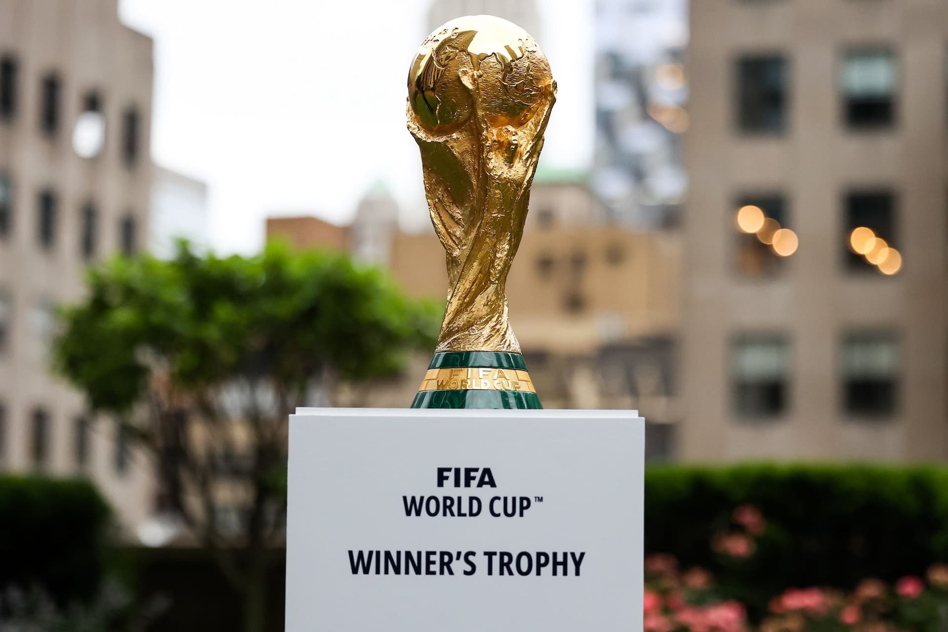 https://display.dailyhive.com/uploads/2025/08/fifa-world-cup-trophy.jpg