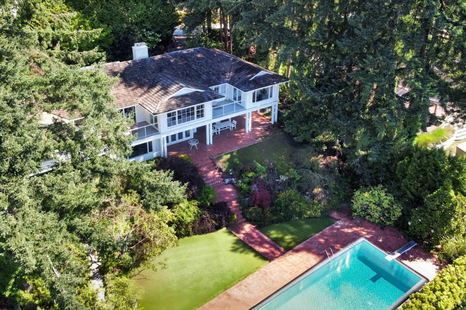 https://display.dailyhive.com/uploads/2025/09/west-vancouver-home-sold.jpg