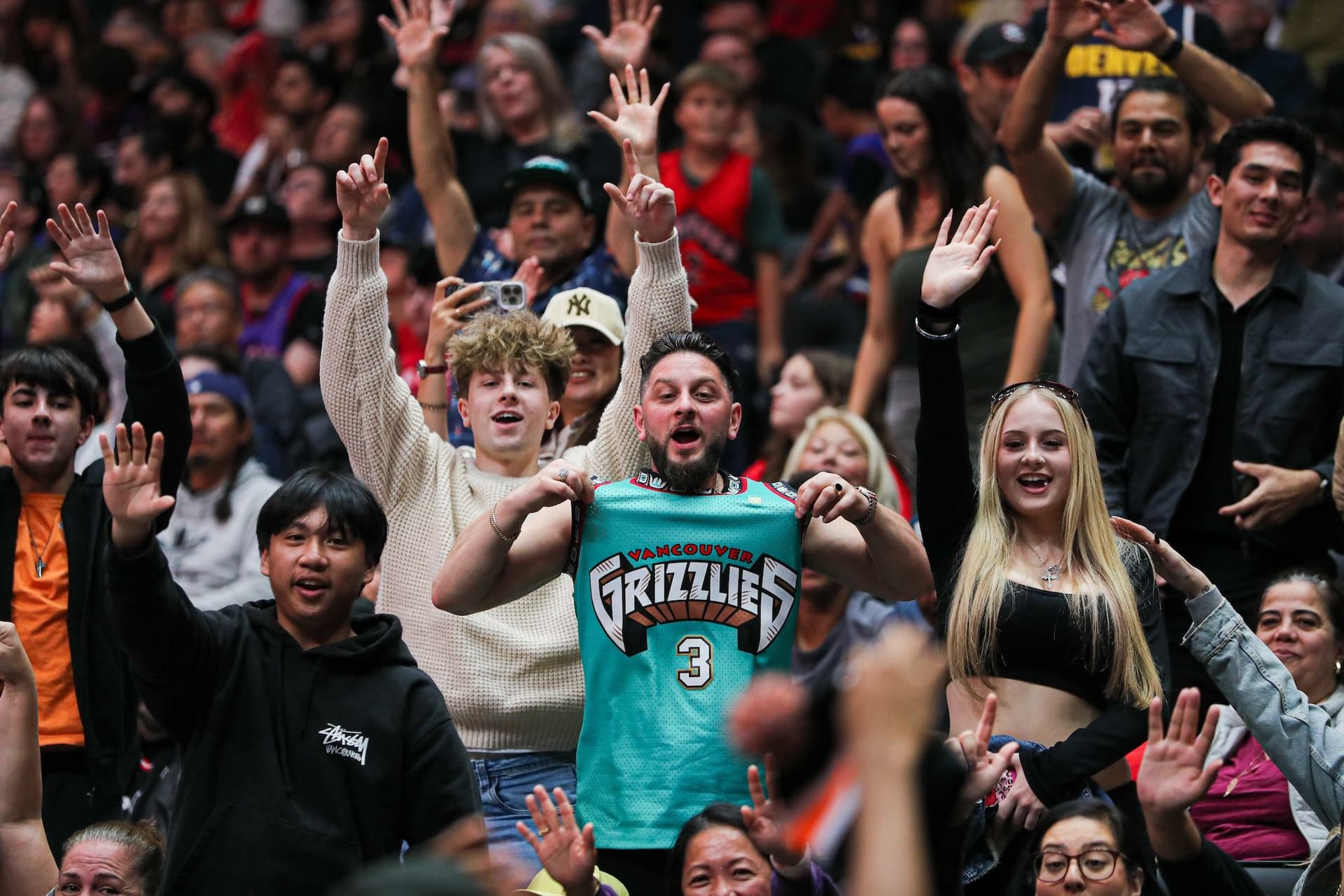 https://display.dailyhive.com/uploads/2025/10/grizzlies-fan-vancouver-raptors.jpg