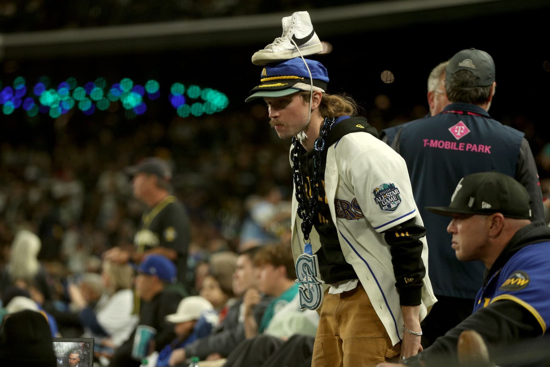 https://display.dailyhive.com/uploads/2025/10/mariners-fan-shoe-head.jpg