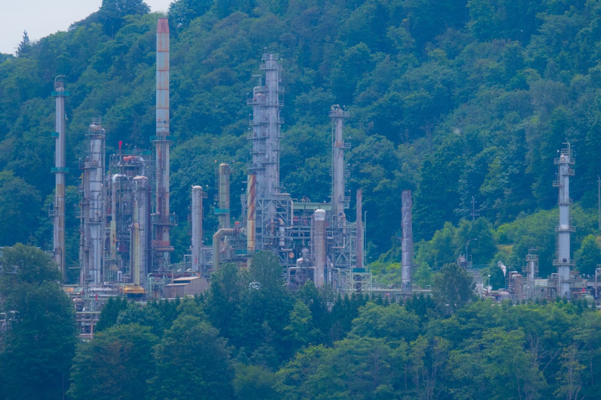 https://images-dh-production-baselayer.dailyhive.com/uploads/2025/10/parkland-burnaby-refinery.jpg