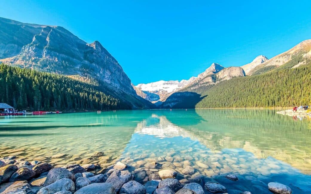 https://www.vancouverplanner.com/wp-content/uploads/2025/04/lake-lousie-roadtrip-1041x651.jpg